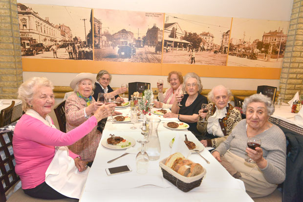 СЕДАМ ДЕЦЕНИЈА НЕГУЈУ ПРИЈАТЕЉСТВО: Госпође болест и политику никад не помињу